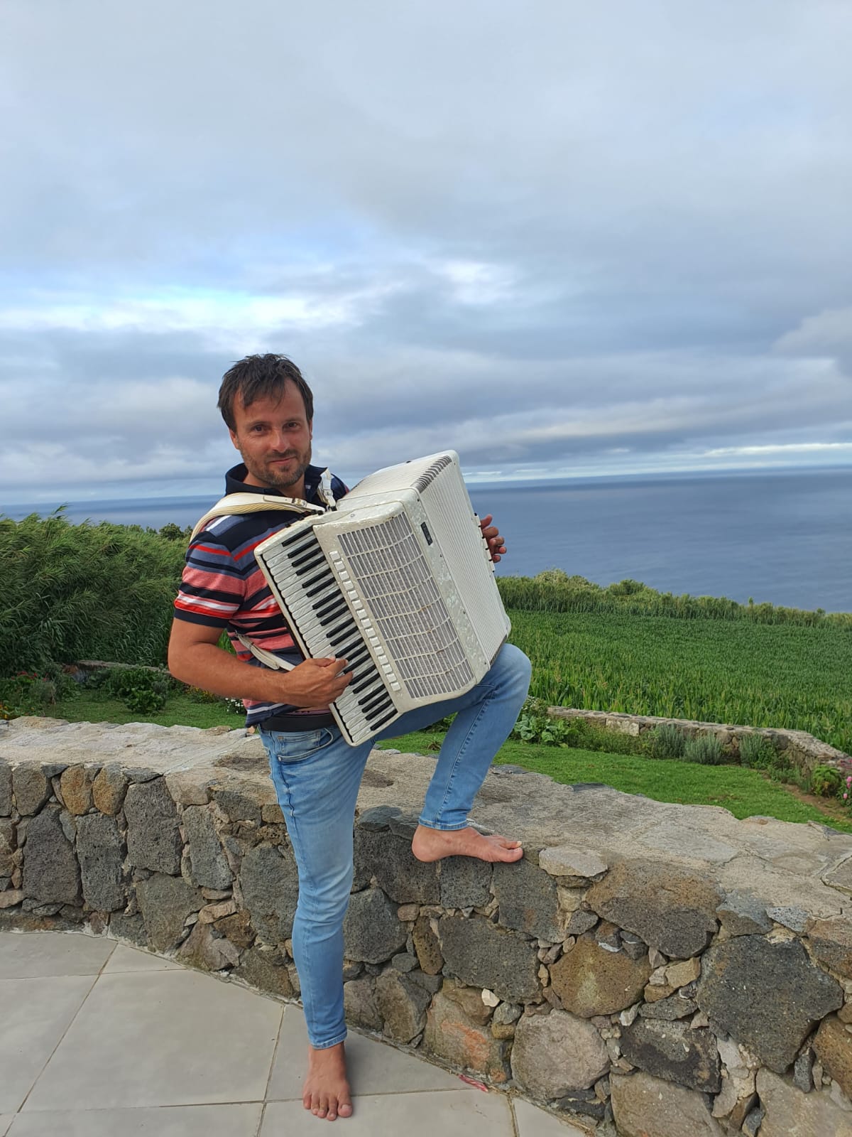 Mirco Lieber playing his white accordion outdoors