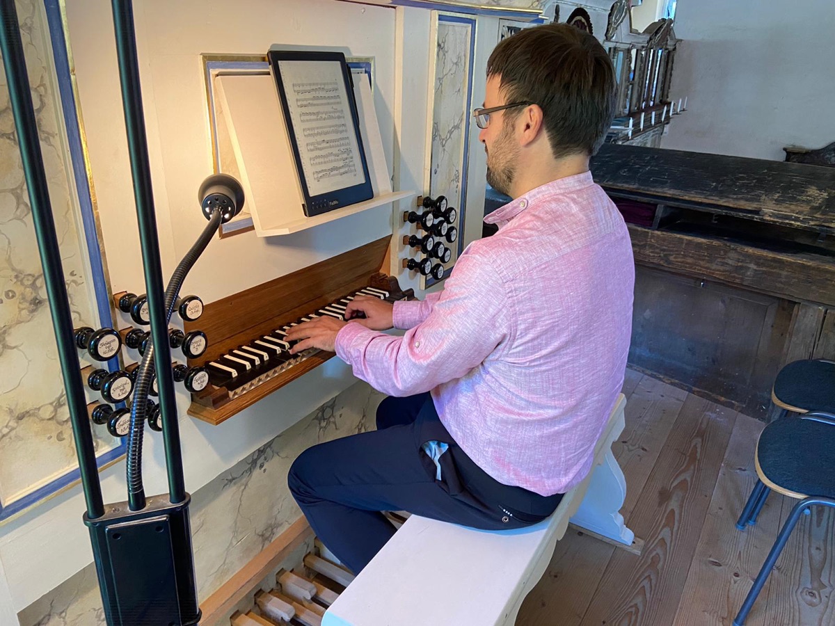 Online organ teacher, Mirco Lieber at the organ